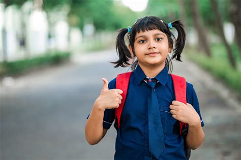 Kembali Ke Sekolah Potret Siswa Perempuan Muda Mengenakan Seragam