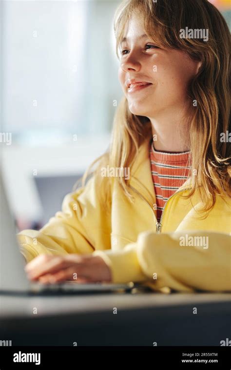 Une Jeune Fille Heureuse Prête Attention à Une Leçon Dalphabétisation