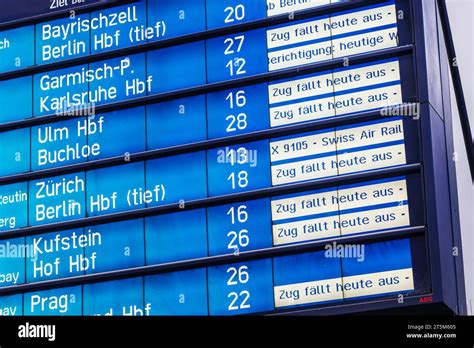 Zugausf Lle Bei Der Bahn Anzeigetafel Im Hauptbahnhof M Nchen