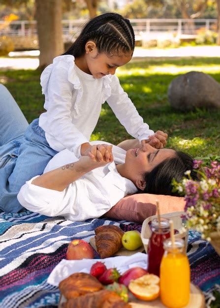 M Re Et Fille Passent Du Temps Ensemble L Ext Rieur Du Parc Pour La