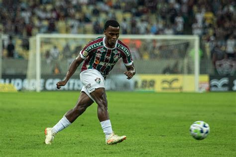 Árias celebra título inédito do Fluminense na LibertadoresJogada 10