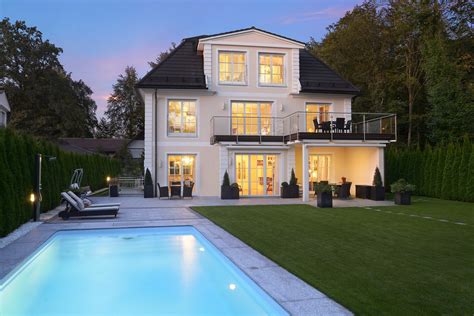 Luxuri Se Villa In Klassischer Architektur Mit Pool Glaslift Und High