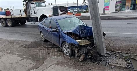 Hoy Tamaulipas Huye Conductor Tras Chocar Contra Poste En Nuevo Laredo