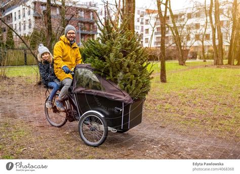 Frau Und Kind Fahren Mit Dem Lastenrad Ein Lizenzfreies Stock Foto