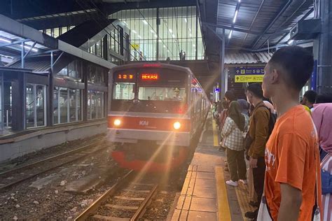 Foto Jadwal Kereta Commuter Line Pertama Wilayah Jabodetabek 2024