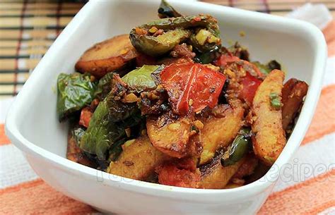 Aloo Shimla Mirch Recipe / Potato Capsicum Recipe