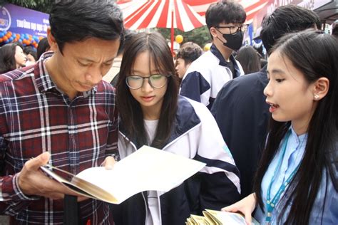 Tuyển sinh đại học năm 2024 Có nên chạy theo ngành hot