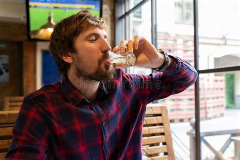 De Eenzame Man In Een Depressie Een Sterke Alcoholische Drank Drinkt Aan De Bar De Strijd Van