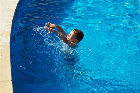 Anak Bahagia Bermain Di Air Biru Kolam Renang Di Resor Tropis Di Laut