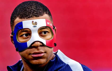 Masker Waarmee Kylian Mbappé Zich Laat Zien Op Training In Strijd Met Reglementen Van Uefa Ek