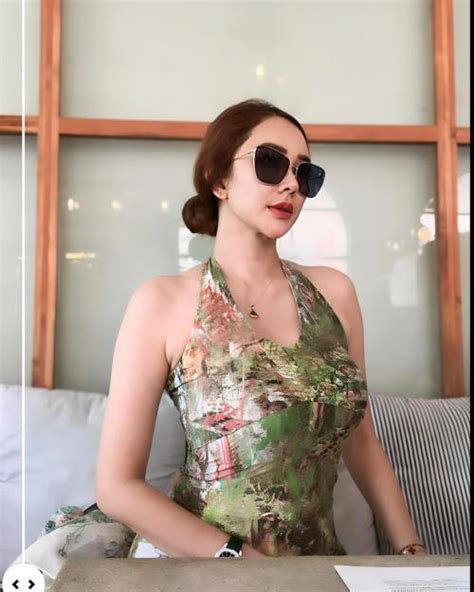 Aura Kasih Tampil Seksi Dengan Halter Dress Netizen Subhanallah Janda