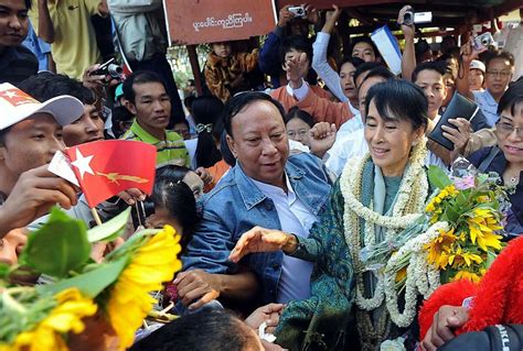 Burma S Aung San Suu Kyi Draws Enthusiastic Crowds