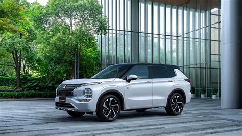 2022 Mitsubishi Outlander PHEV brings the battery goods with 54-mile ...