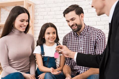 La Familia Joven Es Feliz De Comprar La Nueva Casa En La Oficina Del