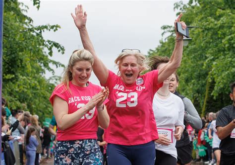 Glasgow Runners Take To Streets For Cancer Research S Race For Life