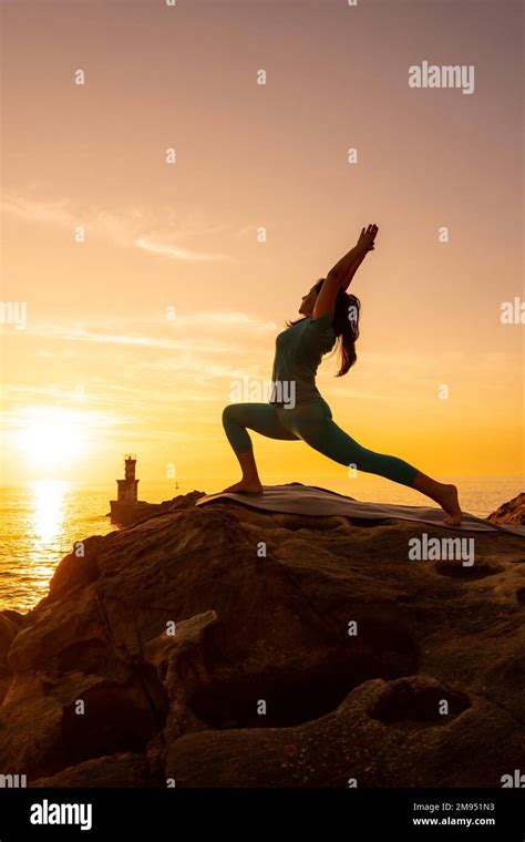 Anjaneyasana Una mujer haciendo ejercicios de meditación y yoga en una