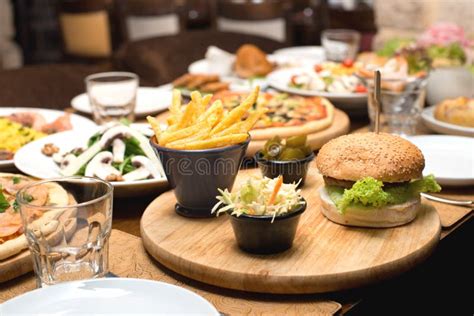 Hamburger Et Pommes Frites Image Stock Image Du Grill