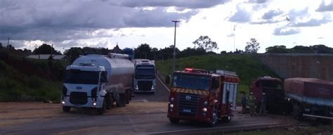 Forte Colis O Entre Duas Carretas Registrada Na Rodovia Br Entre