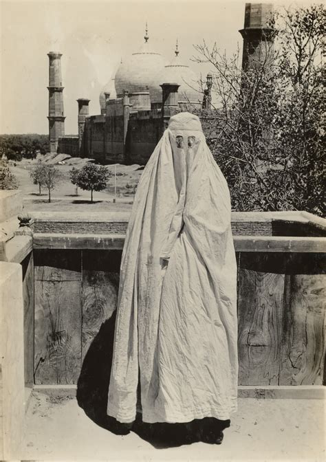 History of Pashtuns: Burqa-clad woman, Badshahi Masjid in background ...