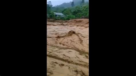 Kk Mengungsi Akibat Banjir Dan Longsor Di Lampung Barat