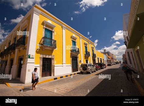 Escena de una calle del centro histórico de la ciudad de Campeche