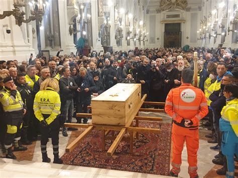 Biagio Conte Il Lungo Addio Nelle Lacrime Di Palermo Foto