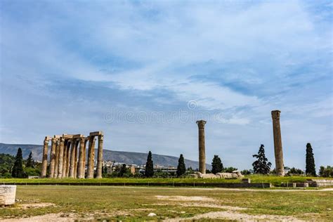 El Templo De Zeus Ol Mpico En Atenas Grecia Foto De Archivo Imagen