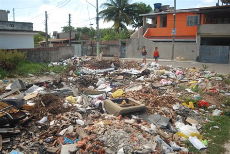 Lixo acumula em dois bairros de São Gonçalo risco de doenças