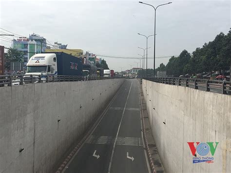 Lại lật xe container trong hầm chui ngã tư Vũng Tàu