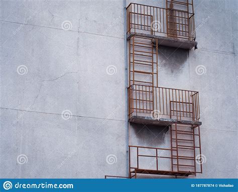 Escalera De Salida De Incendios Fuera Del Edificio Foto De Archivo