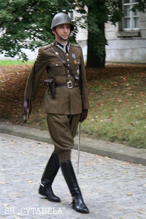 1937 Polish Army officers' summer service dress uniform (with 1931 pattern helmet) Ww2 Uniforms ...