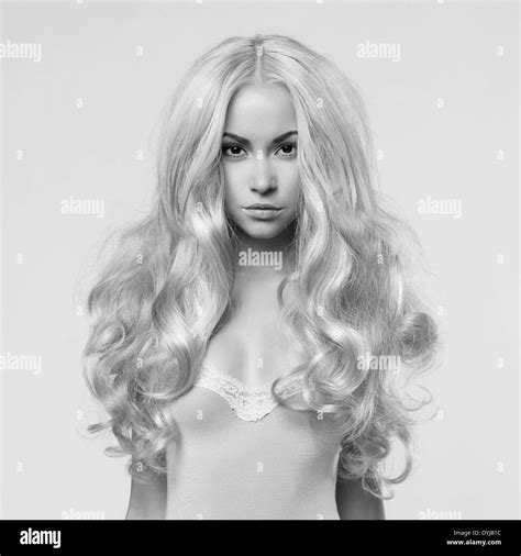 Portrait Rotique De Jeune Belle Femme Sexy Blonde Photo Stock Alamy