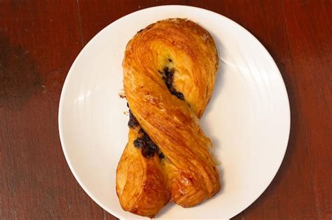 Trenza De Hojaldre Rellena De Chocolate Por Arriba Postre Dulce De