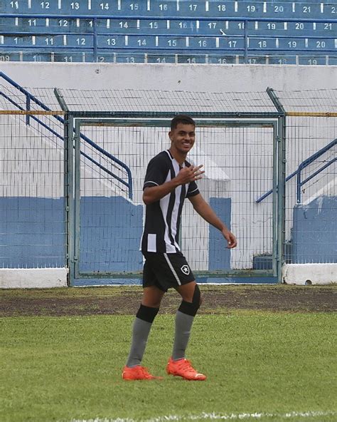 três gols de Sapata Botafogo estreia goleada na Copinha