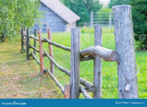 Uma Cerca De Madeira E Uma Casa Rural Velha Imagem De Stock Imagem De