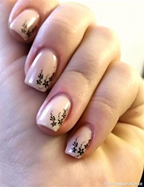 Schlichte Acrylmodellage Fullcover Beige Mit Stamping Nageldesign