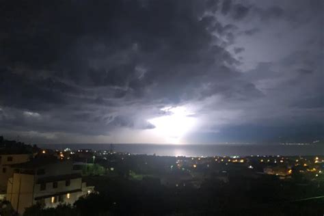 Allerta Meteo Per La Serata Violento Temporale Risale Lo Stretto Di