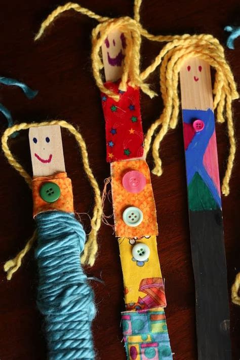 Adorable Paint Stick Dolls With Fabric And Yarn Happy Hooligans Craft Stick Crafts Diy Yarn