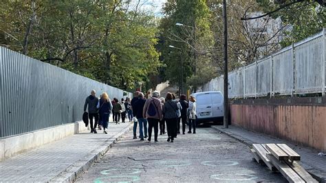 Veïns de Trinitat Vella fan una ruta pel barri als de Sarrià