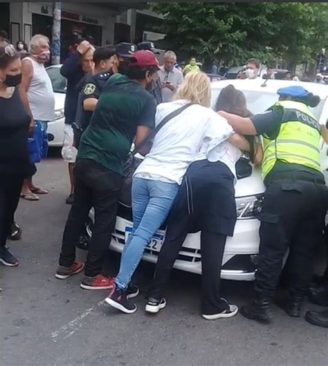 Arrastró Tres Cuadras Con Su Auto A Una Mujer Que Protestaba Frente A