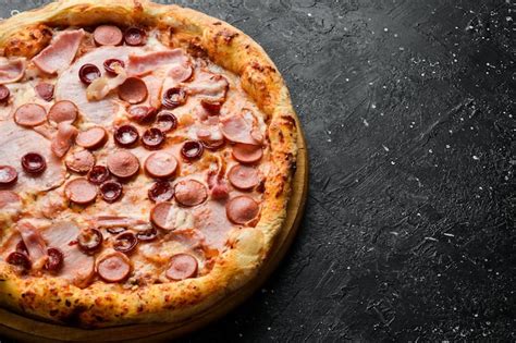 Pizza Mit W Rstchen Speck Und K Se Klassische Pizza Auf Einem