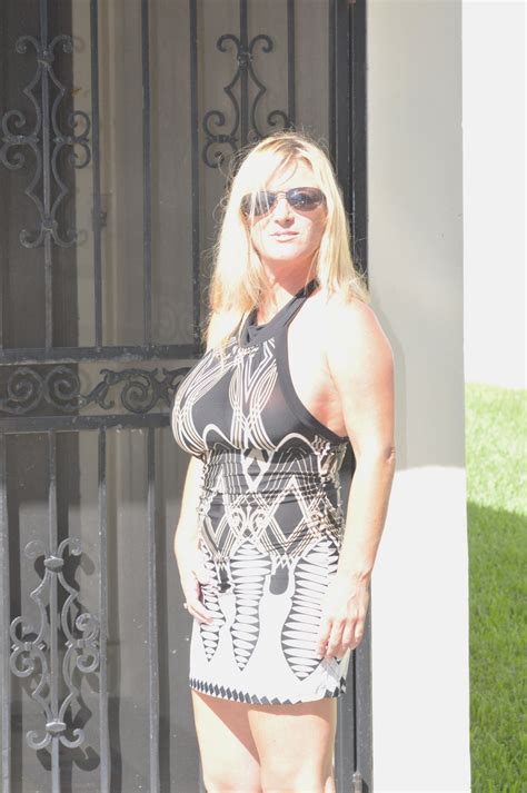 Samantha Lee Is An Amateur Milf Who Has Great Big Tits And A Hungry Mouth 209 Photos