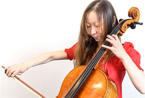 Cellolehrerin Yujing Li Virtuosa Musik Tanz Und Kulturschule In