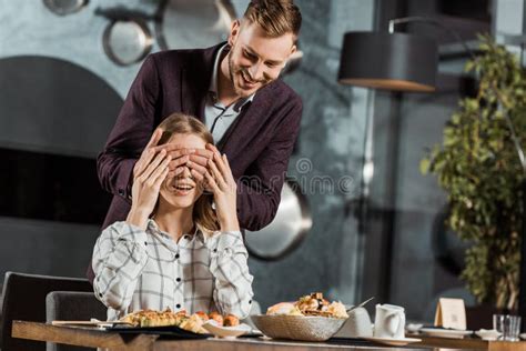 Um Homem Bonito Fechando Os Olhos De Sua Namorada Para Fazer Uma