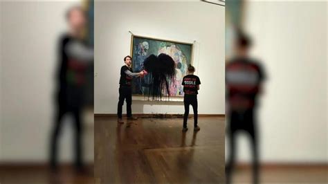 Ambientalistas rocían con líquido negro una obra maestra de Klimt en