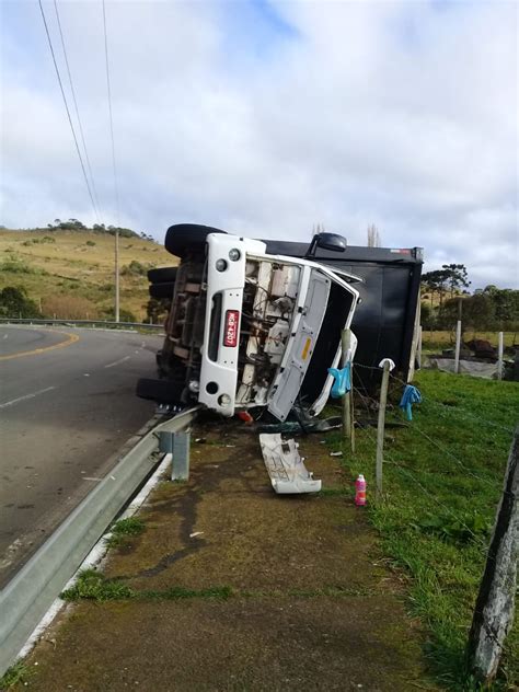 Caminh O Tomba Na Localidade Do Peric Em S O Joaquim Notiserra Sc