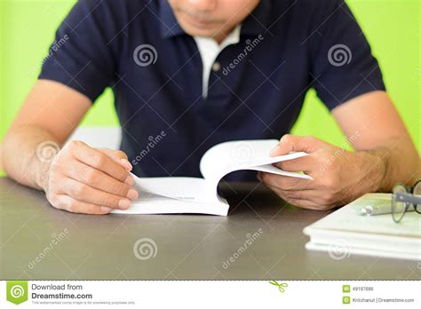 Een Boek Van De Mensenlezing Op De Lijst Stock Foto Image Of Ernstig