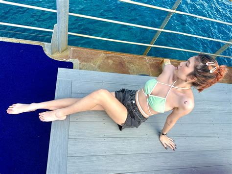 Cát Tường khoe body cực gắt với bikini tự tin tạo dáng giống ái nữ