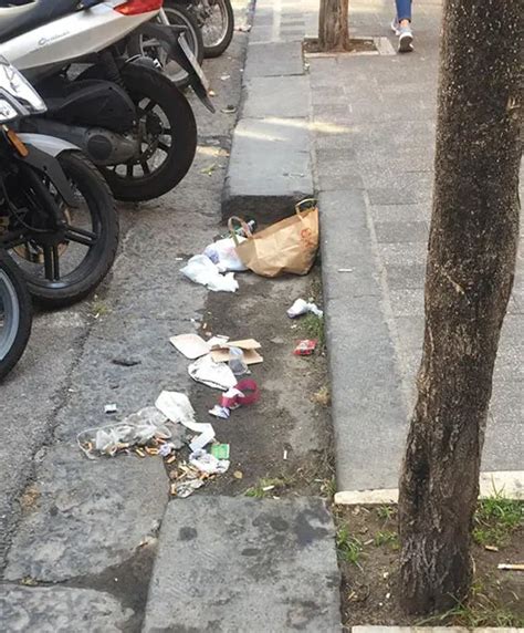 Salerno Incivili Nella Centralissima Via Nizza Rifiuti Lasciati In Strada