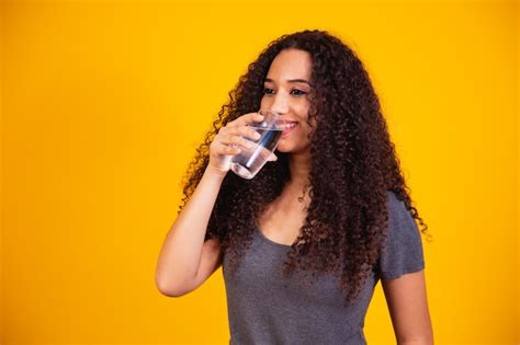 Hermosa Mujer Afro Bebiendo Agua Sobre Fondo Amarillo Con Espacio Para